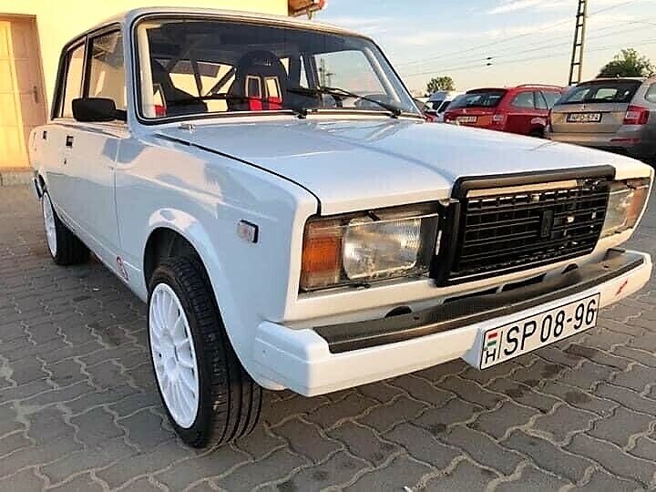 Раллийная ЛАДА седьмая с мощным двигателем и широкими колесами. фото Moly-shop.ru