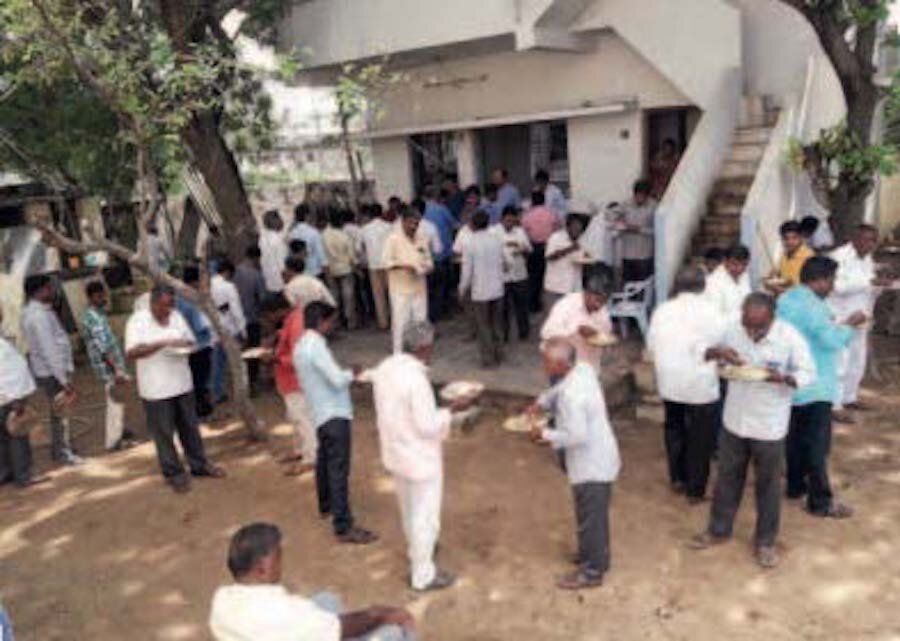 Библейский класс в Неллоре: 
в перерыве братья наслаждались простой, но вкусной едой.