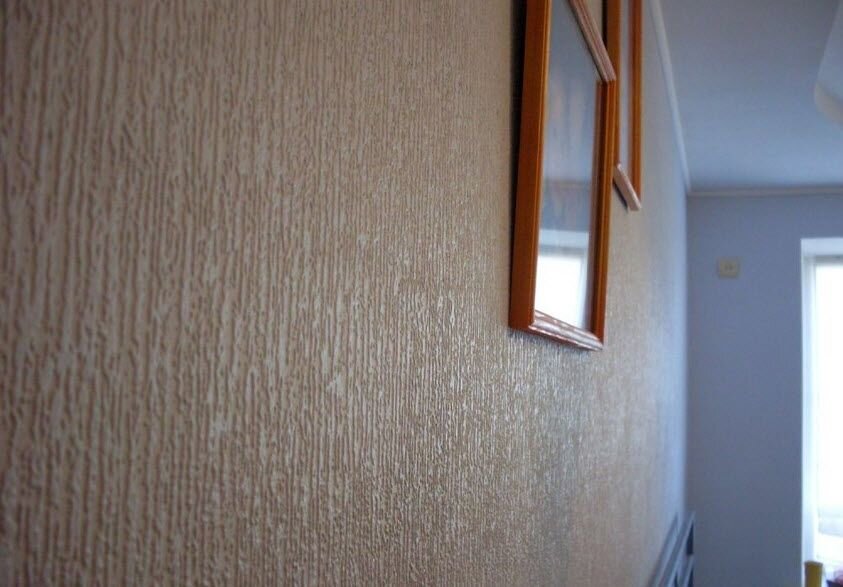 Фотографии декоративной тонкослойной штукатурки «Короед» в интерьере