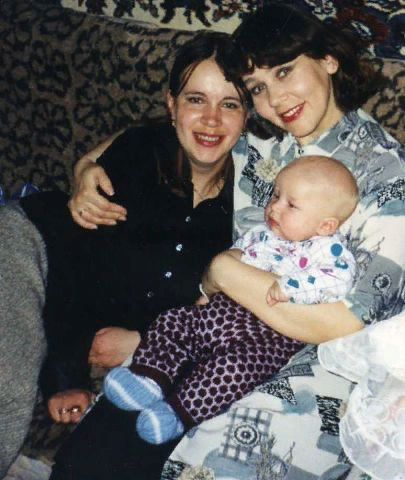 Хоть и поют:<<Не нужен нам берег турецкий, чужая земля не нужна...>> Но каждому своё. Кто  и где найдёт своё счастье. Имеет на это право... Как попыталась и моя двоюродная сестра... (Это её новорожденный сын, которого увезла с собой за границу, лишив отца возможности видеть ребёнка...)