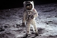 Известно, что сила тяжести или гравитации любого тела во Вселенной заключается в наличии силы притяжения между разными телами. В свою очередь, величина силы притяжения зависит от массы тел и расстояния между ними. Так, Земля притягивает человека к своей поверхности – а не наоборот, поскольку планета намного больше по размеру. При этом сила земного притяжения равна весу человека. Попробуем увеличить расстояние между центром Земли и человеком в два раза (например, взберемся на гору высотой 6500 км над земной поверхностью). Теперь человек весит в четыре раза меньше!
