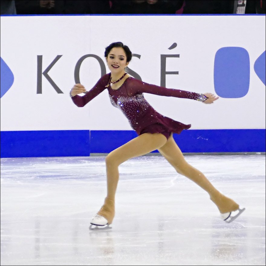 Евгения Медведева при исполнении короткой программы на музыку "Мелодии белой ночи"