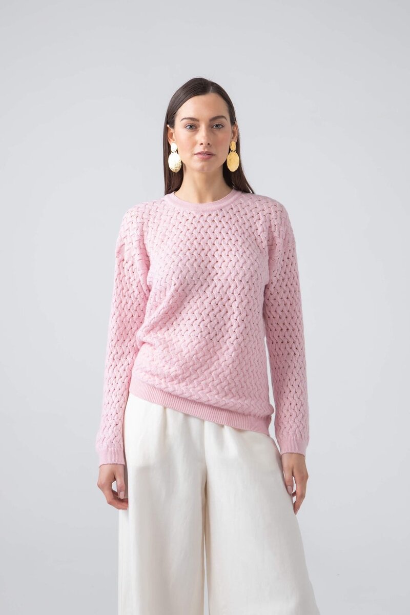 Источник фото https://www.johnstonsofelgin.com/international/turner-pink-basketweave-gauzy-cashmere-jumper.html