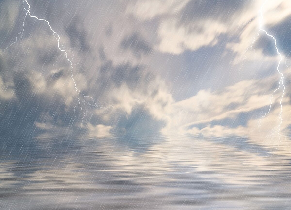 Линует ливень небо залива...