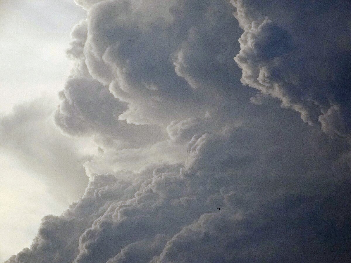 молнии кататумбо. грозовое небо. песня тучи грозовые улетайте. грозовые тучи. темные облака.