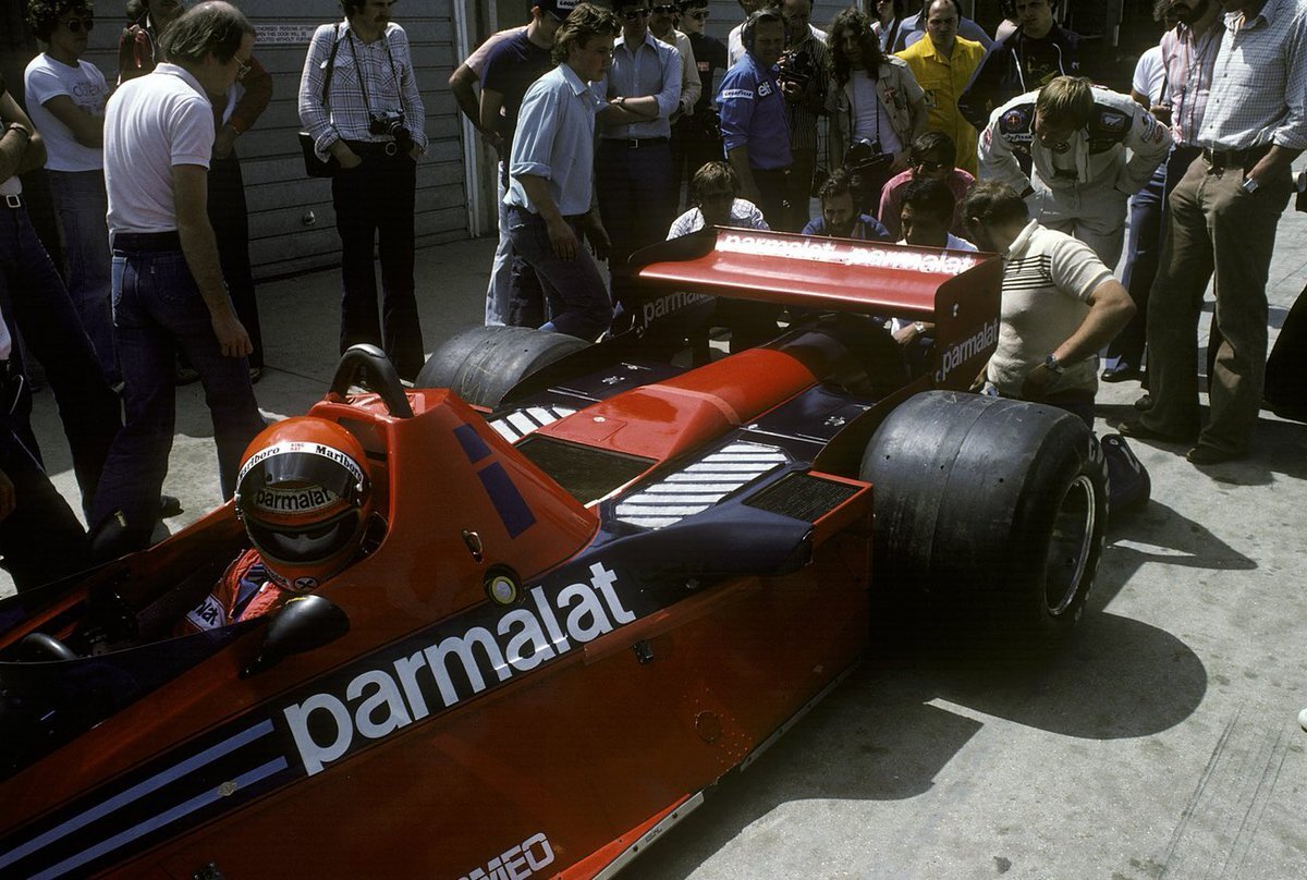 Что, никогда пылесоса не видели? Ну и что с того что у меня тут ещё четыре колеса и крыло сверху. Ща газану и внутри останетесь.