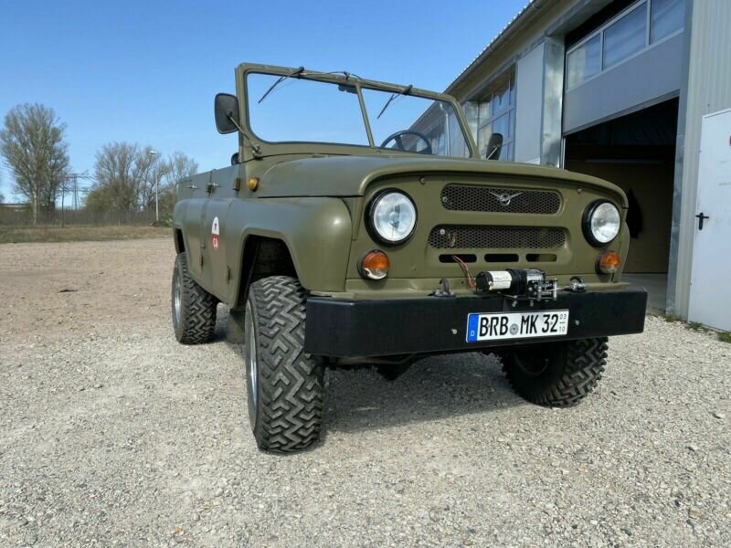 УАЗ спереди. Интересная модификация.