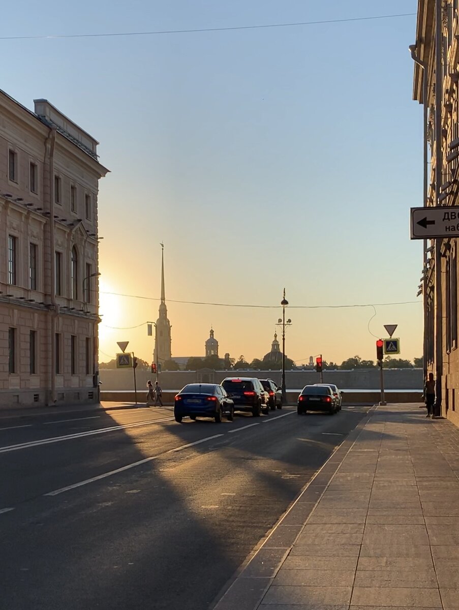 Вид на Петропавловскую крепость со стороны Мраморного переулка