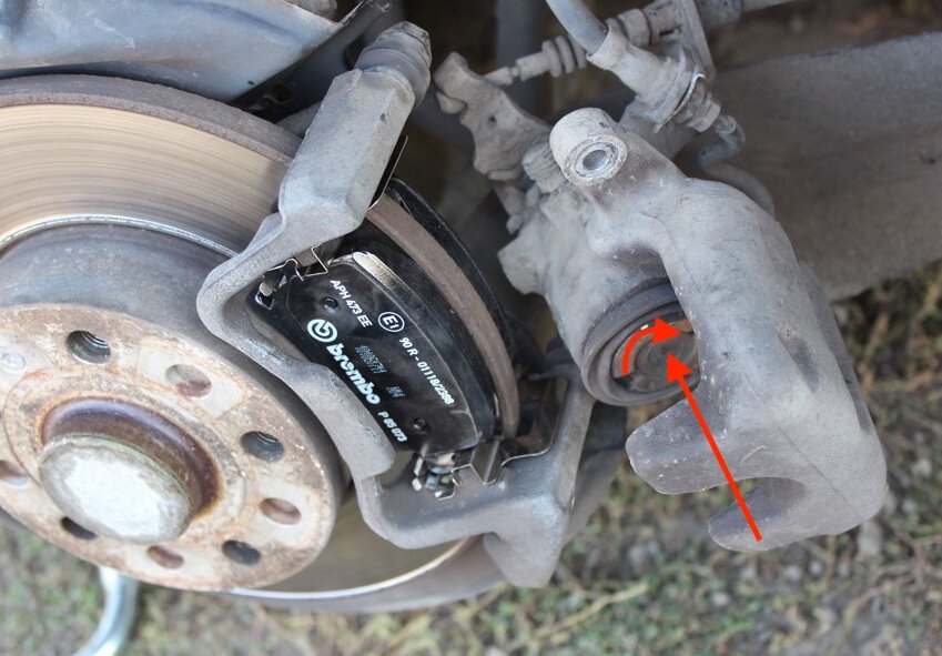 Снимаем скобу и утапливаем поршень до упора.Фото с сервиса Яндекс.Картинки