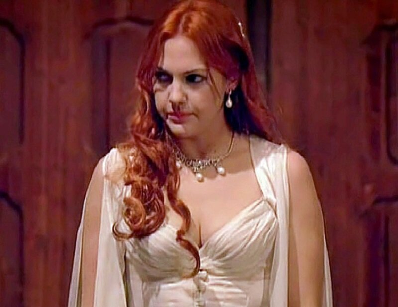 Рукава с разрезами до самого плеча.