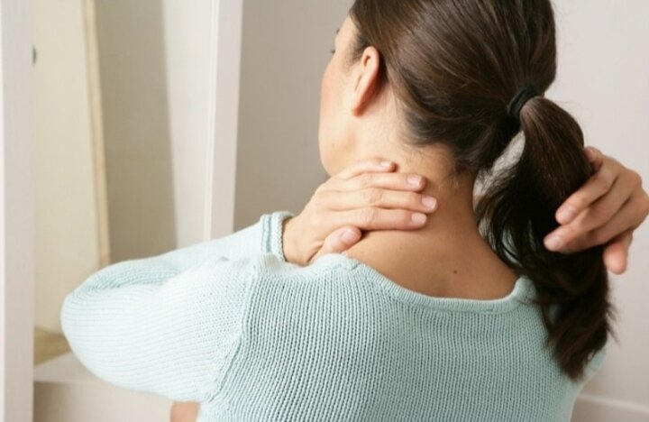 Напряжение или напряжение мышц может вызвать боль в шее с левой стороны.