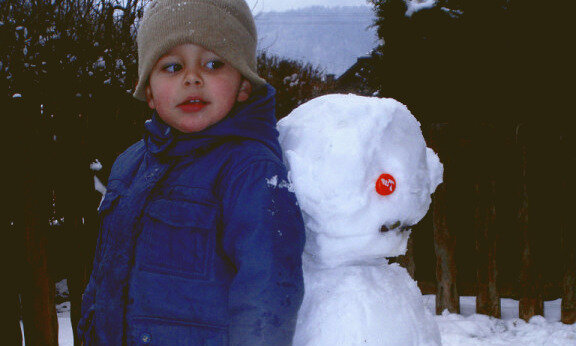 Зима, самое время лепить снеговика