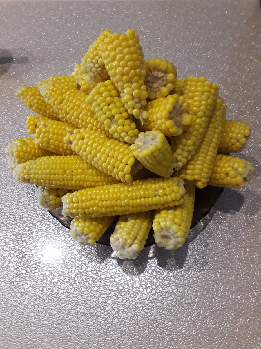 отварная кукуруза любимое лакомство в августе и сентябре