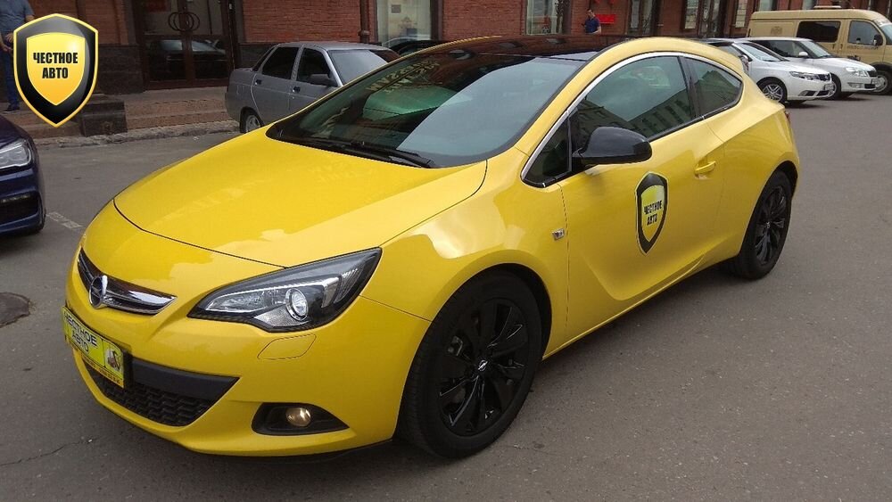 Вначале Astra была только пятидверным хэтчбеком, годом позже добавился универсал. Трехдверок GTС (на фото) не бывает старше 2011 года, а последним в 2012-м появился седан.