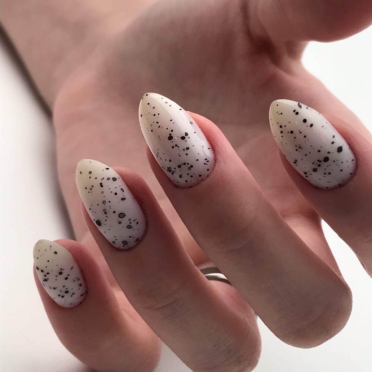 Маникюр с дизайном перепелиного яйца. 