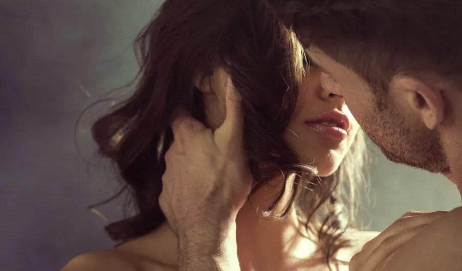 Женщина, рожденная под знаком зодиака Рак, отличается своенравностью и всегда полагается только на себя. Окружающие считают ее странной, потому что она ни с кем не делится личным и не каждому открывается. Она привлекает мужское внимание, но девушка мечтает о чистых и романтических отношениях. Она никогда не простит игры или обмана. Ее злопамятность помогает придумать такие способы мести, что жертве придется только сдаться. О стоящем мужчине она будет заботиться, поддерживать и любить.