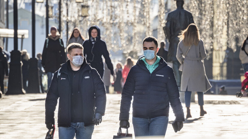 Заложенность ушей не такой уж и редкий симптом COVID-19», — цитирует «Российская газета» специалиста.

Она рассказала об исследовании учёных из Турции, согласно которому из 172 пациентов с COVID-19, симптомы которых были подвергнуты анализу, 31 человек (18%) имели этот признак.

При этом заложенность ушей отмечали около 12% пациентов с лёгкой формой заболевания.

Как отметила Пшеничная, этот признак может встречаться и при ОРВИ.

Если симптом не проходит в течение нескольких дней, появляются боли в ухе, то необходимо обратиться к врачу-отоларингологу, уточнила Пшеничная.

Ранее специалист отмечала, что инфицированный COVID-19 максимально заразен за два дня до появления симптомов и в первый день заболевания.

В конце октября вирусолог Анатолий Альтштейн рассказал о симптомах COVID-19: температура, кашель, потеря обоняния и вкуса, а также плохое самочувствие и боль в горле. 