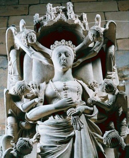 Саркофаг Инеш де Каштру в соборе Санта Мария. Алкобаса. Португалия. Из открытых источников