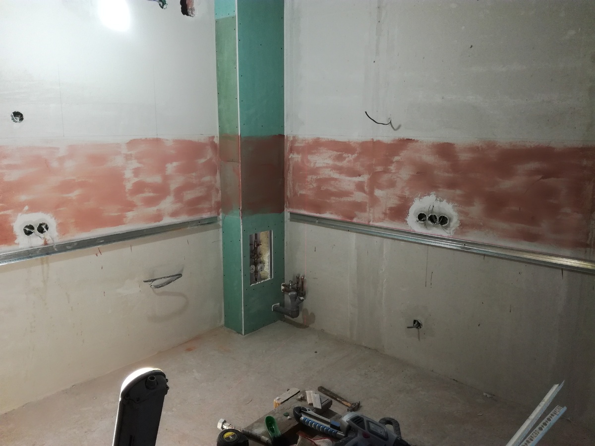 Когда решил "вмазать" подрозетники до плитки.