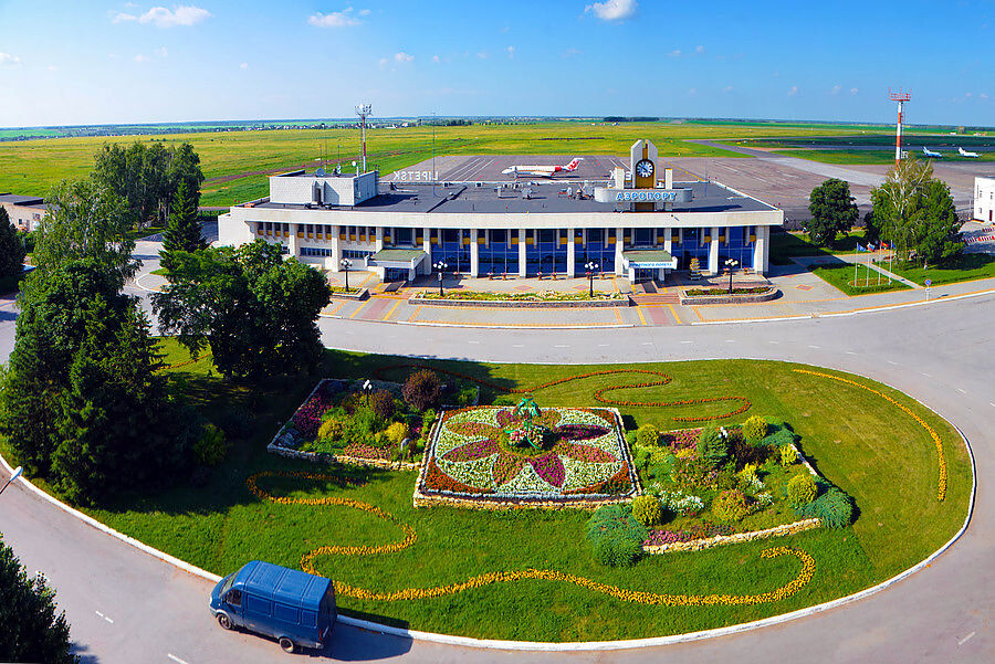 Президент отметил, что реконструкция липецкого аэропорта завершится в течение трех лет. Наряду с липецкой воздушной гаванью продолжится активное развитие транспортной инфраструктуры и реконструкции аэропортов целого ряда региональных центров. В их числе Воронеж, Ставрополь, Оренбург, Новосибирск, Томск.