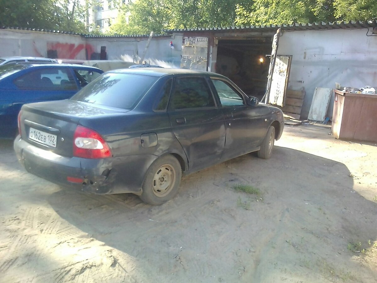 1. Подготовка кузова автомобиля к покраске 
Прежде всего, вам необходимо тщательно вымыть свой автомобиль, удалив с его кузова дорожную грязь с помощью воды и моющего средства, а также жировые и битумные пятна с поверхности его кузова с помощью специальных средств, которые продаются в любом автомагазине, или с помощью уайт-спирита (ни в коем случае не использовать растворители и бензин!).
После очистки кузова необходимо демонтировать с автомобиля передний и задний бамперы, декоративную решетку радиатора, антенну радиоприемника, все фары, подфарники, указатели поворотов и прочую наружную светотехнику. Если на вашем автомобиле стоит противоударная защита в колесных арках, то её тоже необходимо снять, после чего тщательно очистить от грязи и битумных пятен поверхности отбортовок крыльев колесных проемов. Все снятые с автомобиля детали тщательно вымыть, очистить от ржавчины, высушить и сложить в отдельном месте.