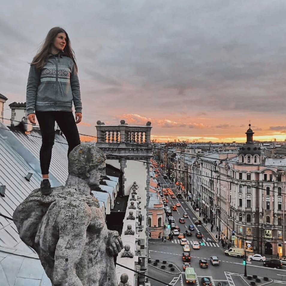 Девушка на статуе у театра Миронова