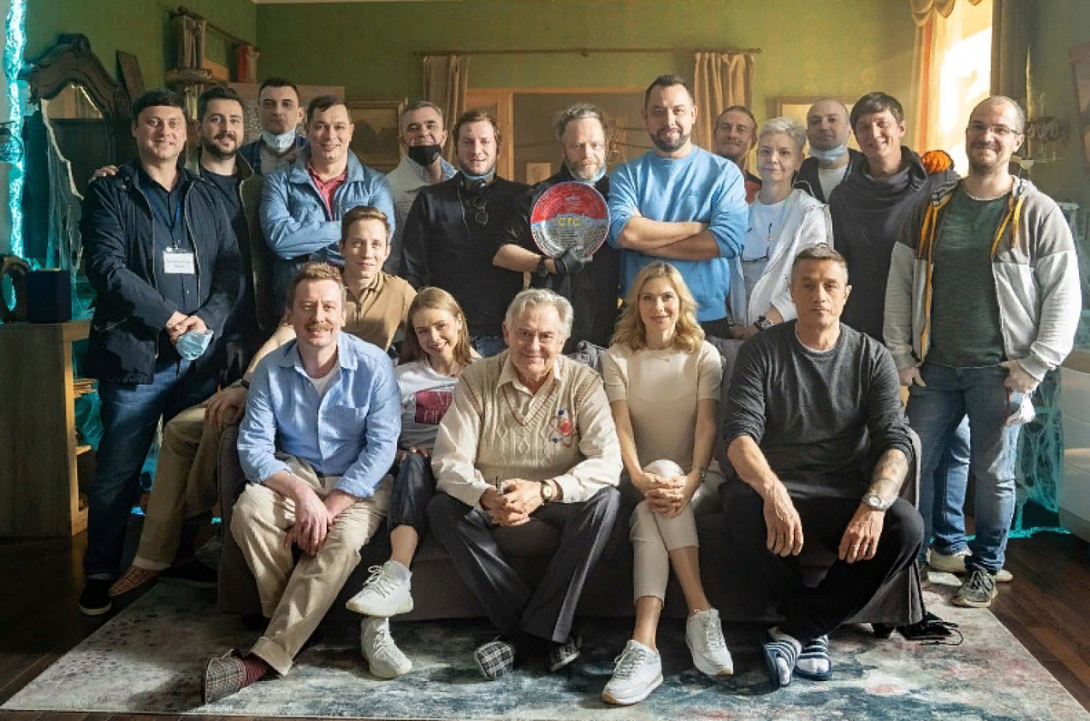 Съемочная группа и актеры сериала " Гости из прошлого"  Источник: Яндекс.Картинки