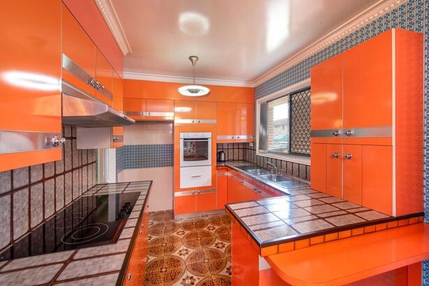 Кухня-столовая, наполненная цветом 