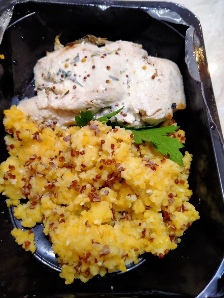 Куриная грудка в йогурте с эстрагоном, кукурузная  каша с киноа