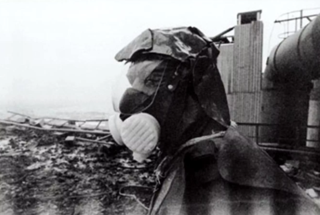 Чечеров в защитном костюме на крыше 4го энергоблока