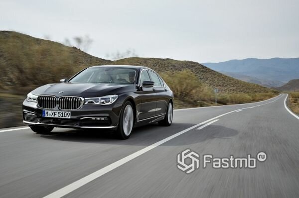 «Семёрка» — технический «родич» «пятёрки», опережающий её по уровню управляемости и комфорта. Очень порадовала данная серия как автовладельцев, так и экспертов, продемонстрировав низкий уровень отказов в период действия гарантийных обязательств производителя. В своём классе «семёрка» вышла по продажам в уверенные лидеры в 2013 году.