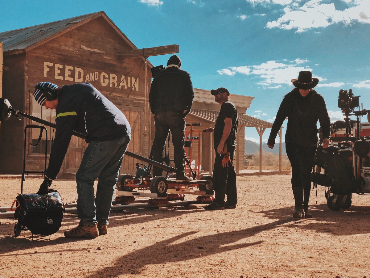 Making films. Убийцы цветочной Луны 2021. Crew съемочная команда. Film Set фильм. Убийцы цветочной Луны съемки фильма.