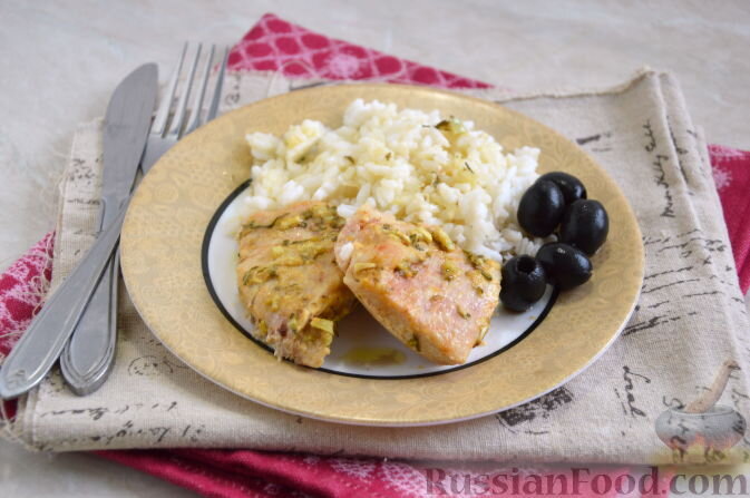 медальоны из индейки (филе индейки), масло оливковое, горчица, чеснок, розмарин, орегано, соль, перец чёрный молотый