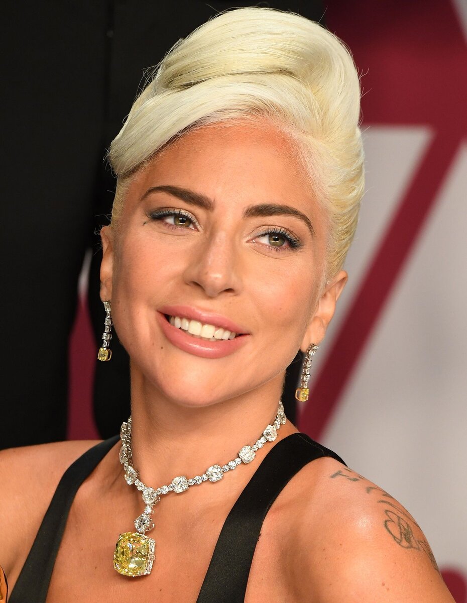 Леди Гага в том самом ожерелье. Источник фото: harpersbazaar.com