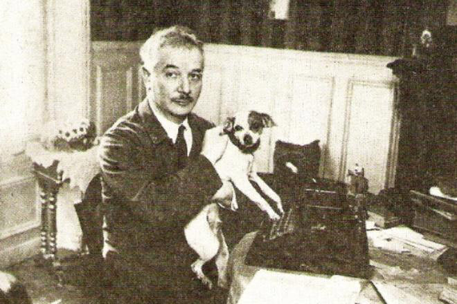 В эмиграции. Умер в 1932 году от сердечного приступа после тушения пожара.