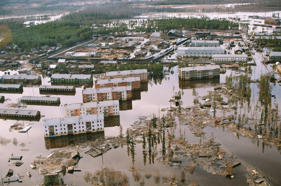 Ленск фото города. Город Ленск Якутия. Наводнение в Якутии 2001. Ленск 1998 наводнение. Ленск наводнение 2001.