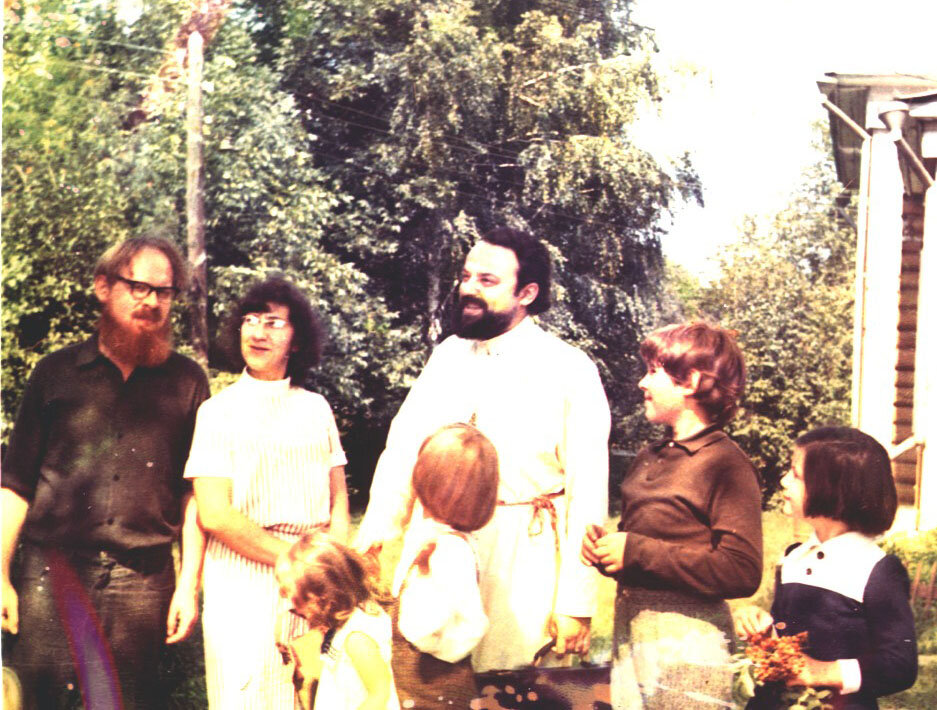 Лев и Ксения Покровские и их дети с Александром Менем, 1974