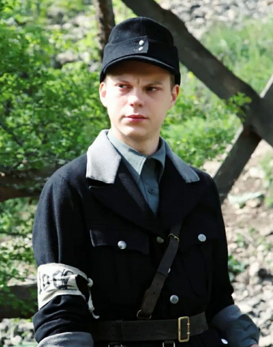 Кадр из сериала "Алекс Лютый" Владислав Коноплёв в образе молодого Алекса Лютого