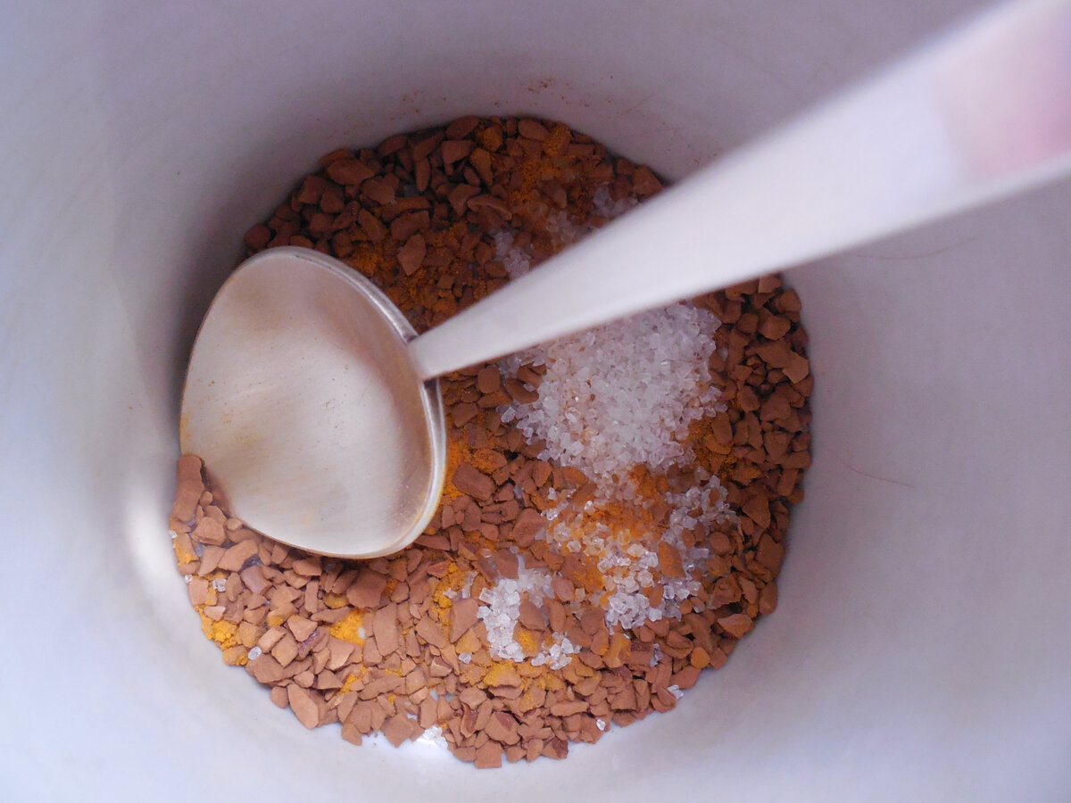 Кофе растворимый, сахар и куркума (оранжевый порошок)