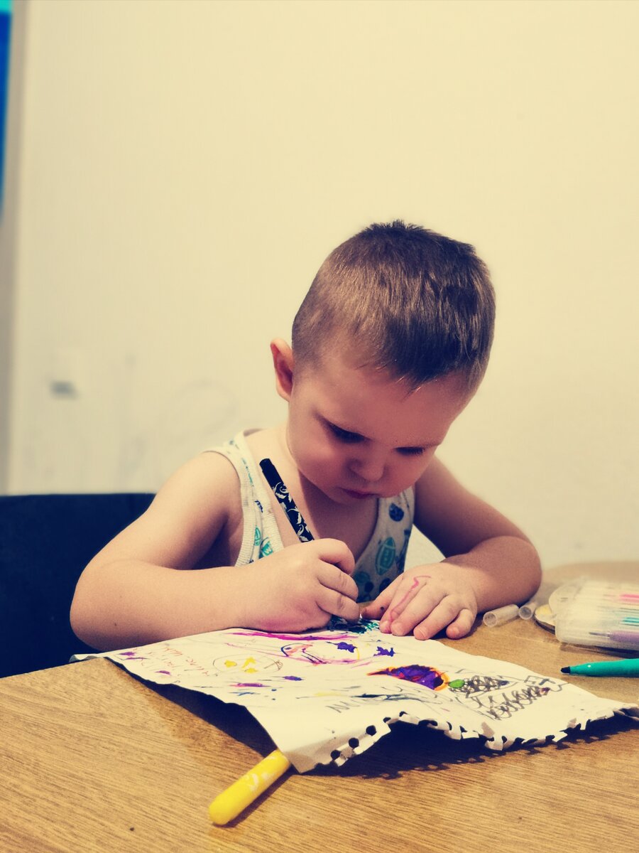 Леон увлечённо рисует.