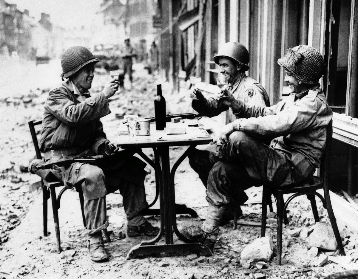 Американские войска в Париже 1944. Французский солдат 1945.