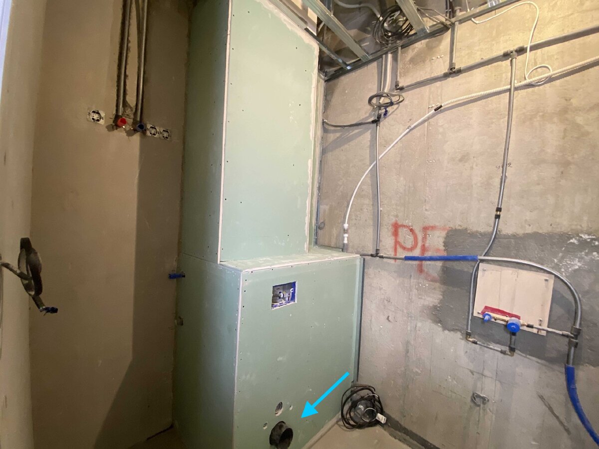 Канализационный стояк — за гипсокартоном. Черная труба — канализация