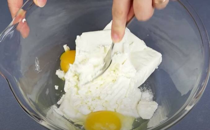 1. Смешиваем яйца с творогом и солью вилкой, добавляем просеянную муку и перемешиваем в однородное тесто.