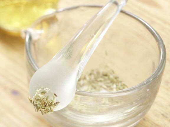 Семена фенхеля измельчите в ступке.