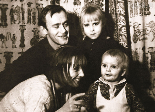 Валерий Носик и Мария Стерникова с детьми - Катей и Сашей.