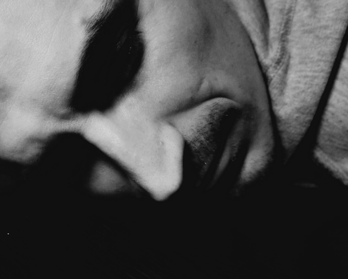 Кто-то кричит, плачет, топает ногами.