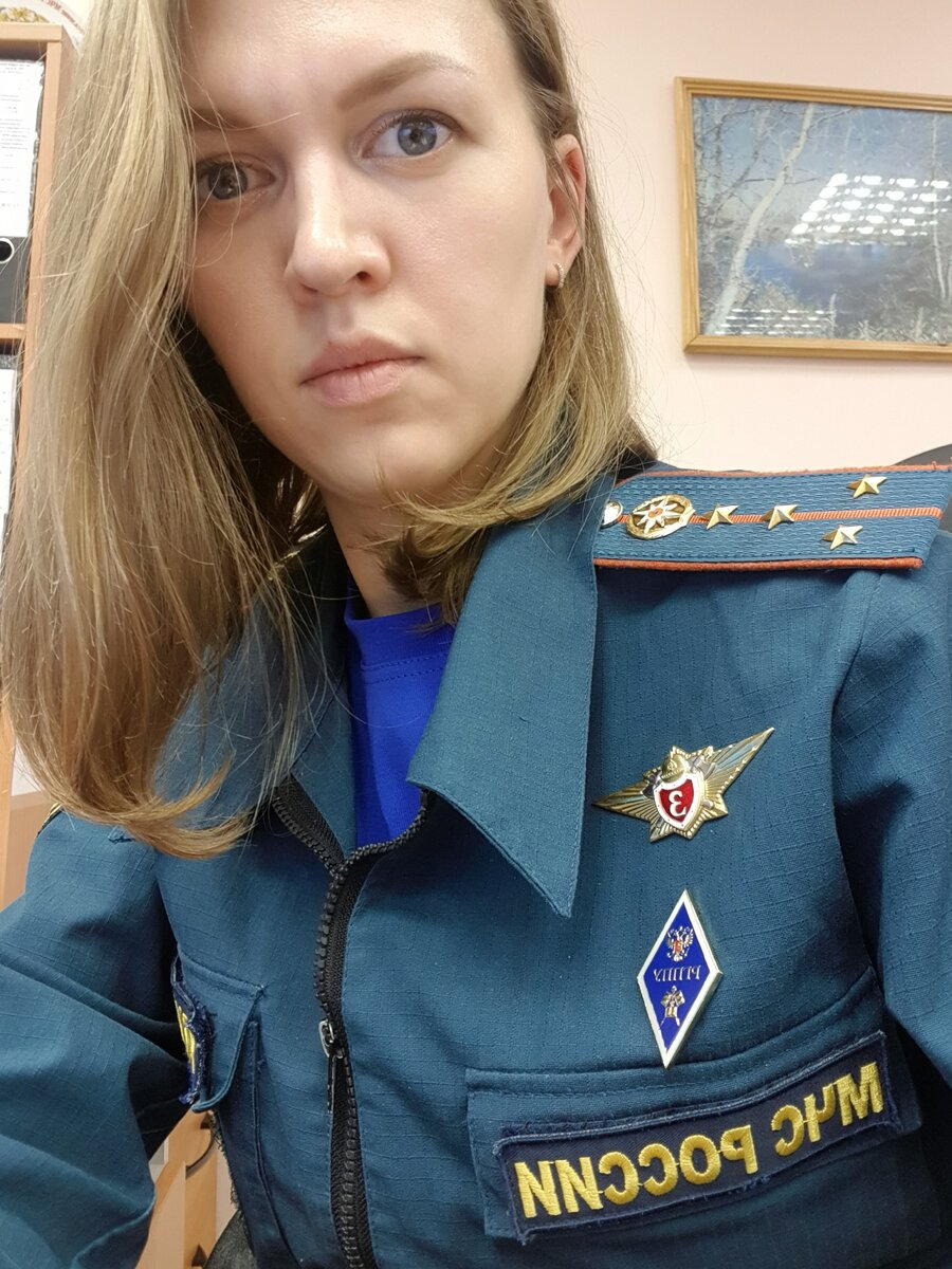 Одна из моих не любимых фотографий "На рабочем месте ...". Неудобная форма (не рассчитанная на женскую фигуру), рутинные и скучные задачи, тоска по путешествиям.