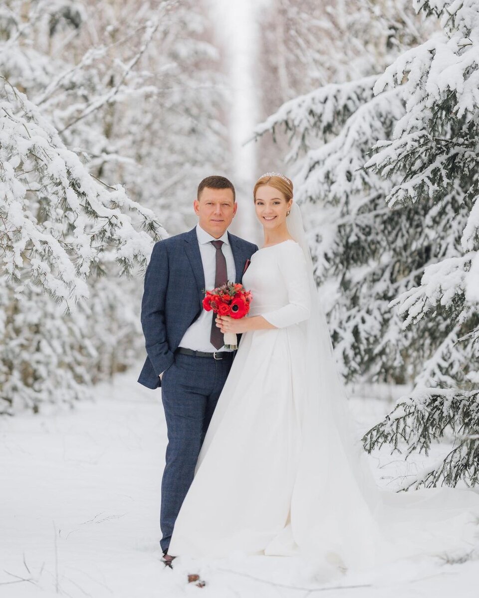 Кстати, звёздная пара съехалась уже на второй месяц отношений. Видимо, намерение не расставаться оказалось взаимным. 