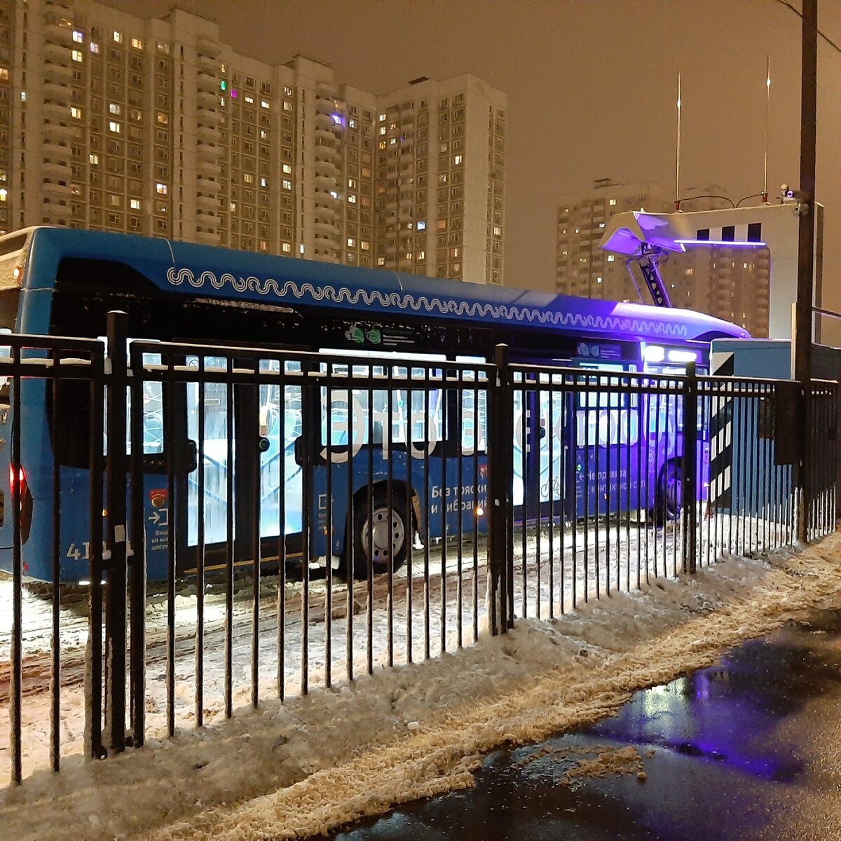 Электробус на подзарядке. Фото автора.