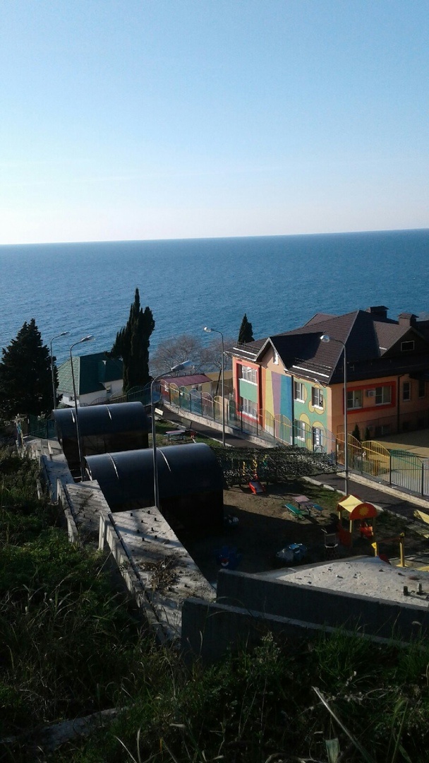 Вид на детский сад и море с высоты нашего подъёма.